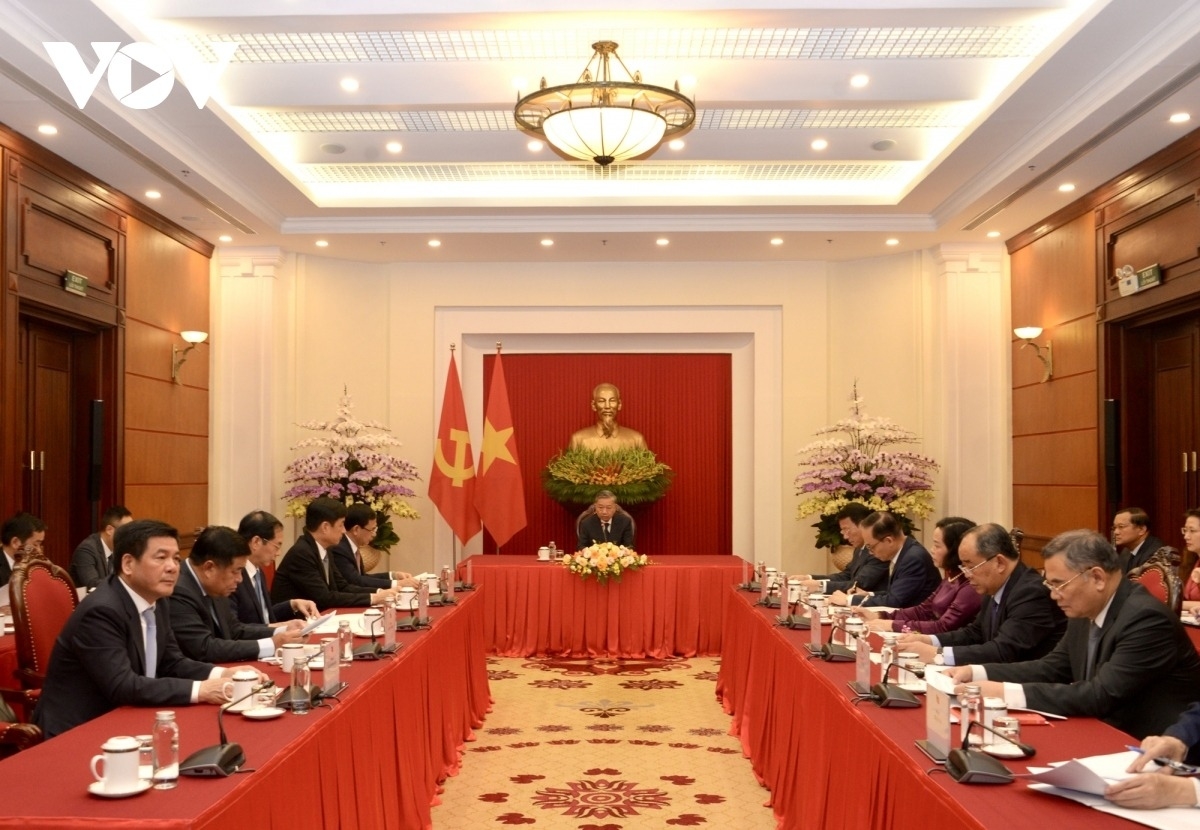 Vietnamese top leader holds phone talks with RoK President